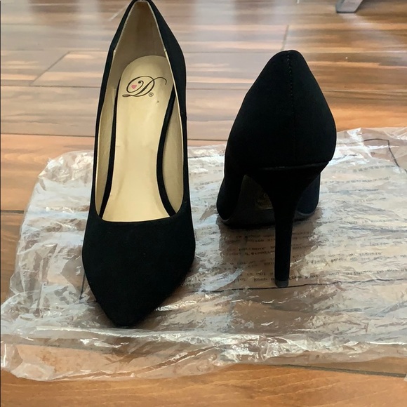 Black Pointy Heels - Picture 2 of 4